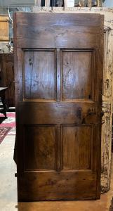 Puerta rústica de madera de nogal, siglo XVIII.